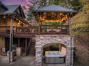 Spend your evenings under the stars in the gazebo w/ a cozy sofa & hot tub!
