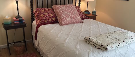 Queen bed in very spacious room with double closet and bay window!