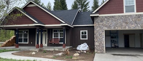 Beautiful 4 bedroom, 3 bathroom, Game Room, Office...Huge backyard, HotTub