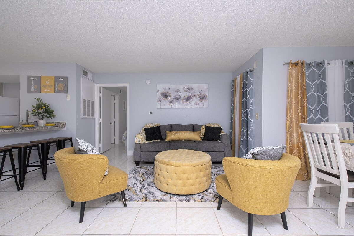 15 minutes to the theme park! Family-sized condo see it for your self