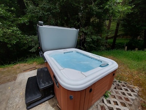 Hot tub is for exclusive use of Redwood Retreat and is directly behind main bdrm
