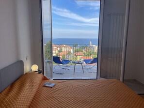 Wolke, Gebäude, Himmel, Fenster, Azurblau, Komfort, Stuhl, Schatten, Holz, Interior Design