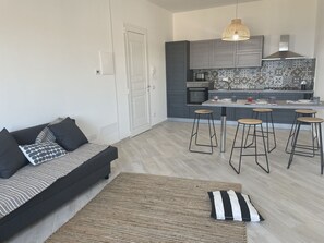 Möbel, Interior Design, Holz, Beleuchtung, Komfort, Fussboden, Flooring, Tabelle, Wohnzimmer