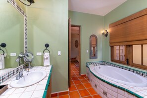 Downstair bathroom/ Bathtub