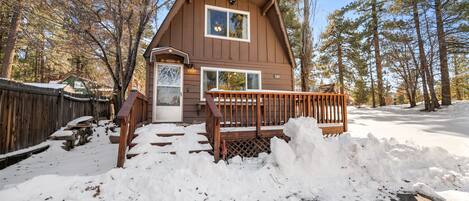 Snow covered Big Bear Cool Cabins Mill Creek Magic, front