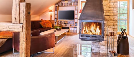 Ferienwohnung mit Balkon und Bergblick-Wohnzimmer mit Kamin