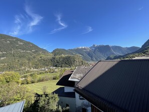 Blick ins Tal von der Terrasse.