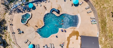 Table Rock Resorts pool and hot tub