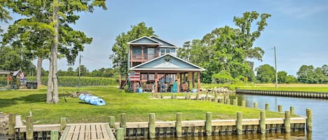Belhaven Vacation Rental | 2BR | 1BA | 3 Flights of Stairs to Access | 900 Sq Ft