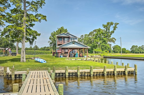 Belhaven Vacation Rental | 2BR | 1BA | 3 Flights of Stairs to Access | 900 Sq Ft