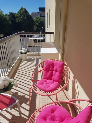 balcon de 7m2 avec table pour déjeuner et fauteuil pour se relaxer