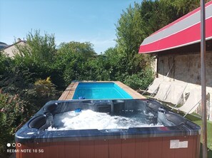 Outdoor spa tub