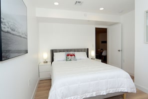 bedroom with queen bed