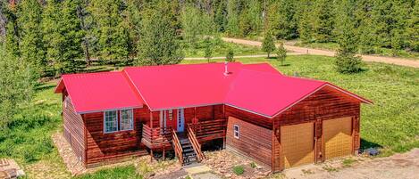 Foxtail Cabin with Mountain views, easy access to trails and fishing.