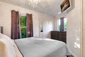 Main bedroom | Plush King bed & TV | 1st Floor