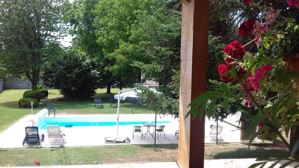 Vue sur le parc depuis la Terrasse fleurie avec grill, plancha et salon rotin