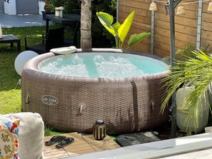 Bain à remous extérieur