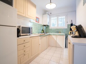 Cabinetry, Comptoir, Bâtiment, Tiroir, Évier, Éclairage, Cuisine, Commode, Design Intérieur, La Commode