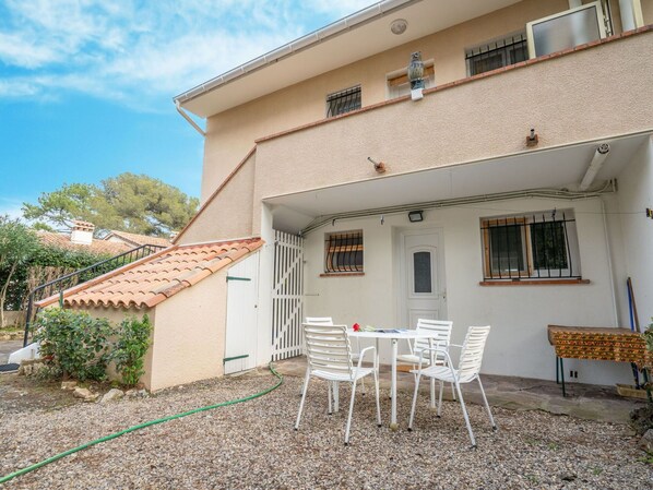 Plante, Propriété, Fenêtre, Bâtiment, Ciel, Chaise, Nuage, Maison, Table, Ombre
