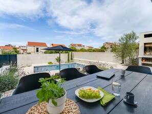 Nuage, Ciel, Vaisselle, Table, Jour, Meubles, Aliments, Plante, Mobilier De Jardin, Bâtiment