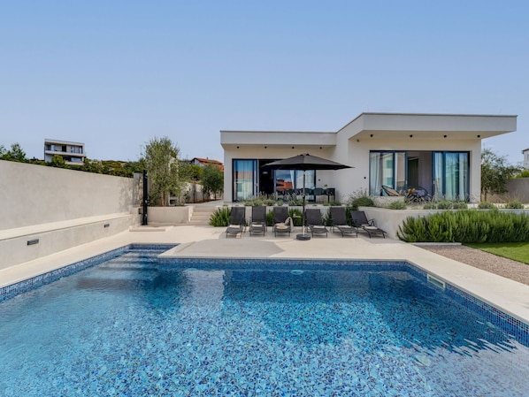 L'Eau, Ciel, Propriété, Plante, Bleu, Bleu Azur, Piscine, Bâtiment, Herbe, Ombre