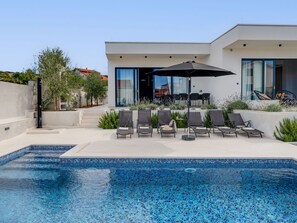 L'Eau, Plante, Ciel, Bleu Azur, Ombre, Piscine, Zone Résidentielle, Mobilier De Jardin, Immobilier, Loisir