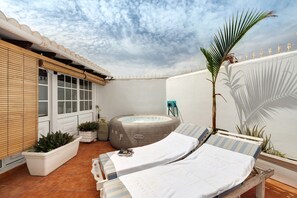Outdoor spa tub