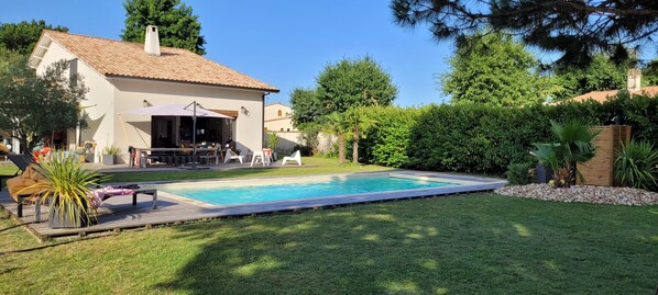 Jardin, piscine, terrasse, douche extérieure