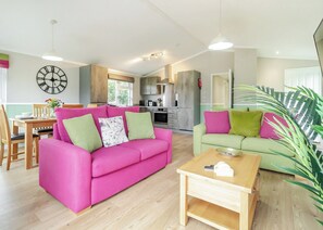 Mead Two - Otters Mead Boutique Lodges, Beetley, Dereham