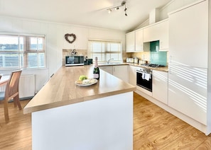 Lakeside Retreat (Pet Friendly) - Upton Lakes Lodges, Cullompton