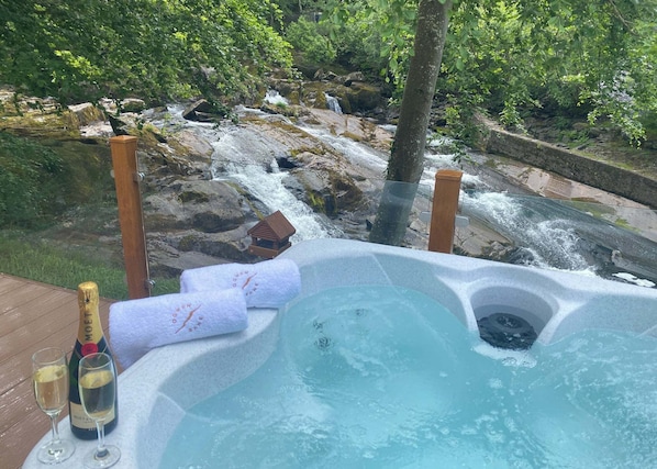 Outdoor spa tub