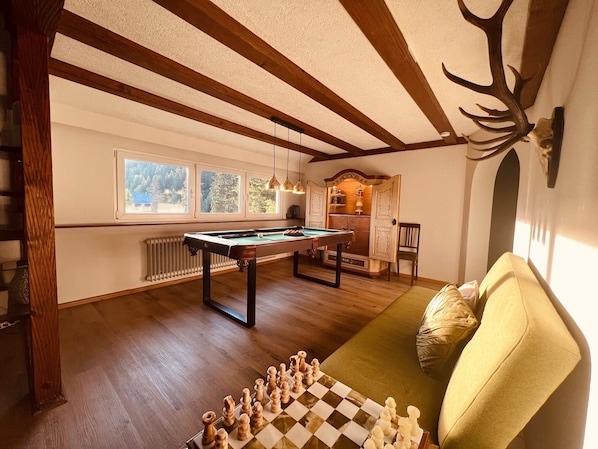 Geräumiges Entertainment-Zimmer mit Billard- und Schachtisch