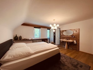 Extra großes Schlafzimmer mit eigener Komfort-Dusche