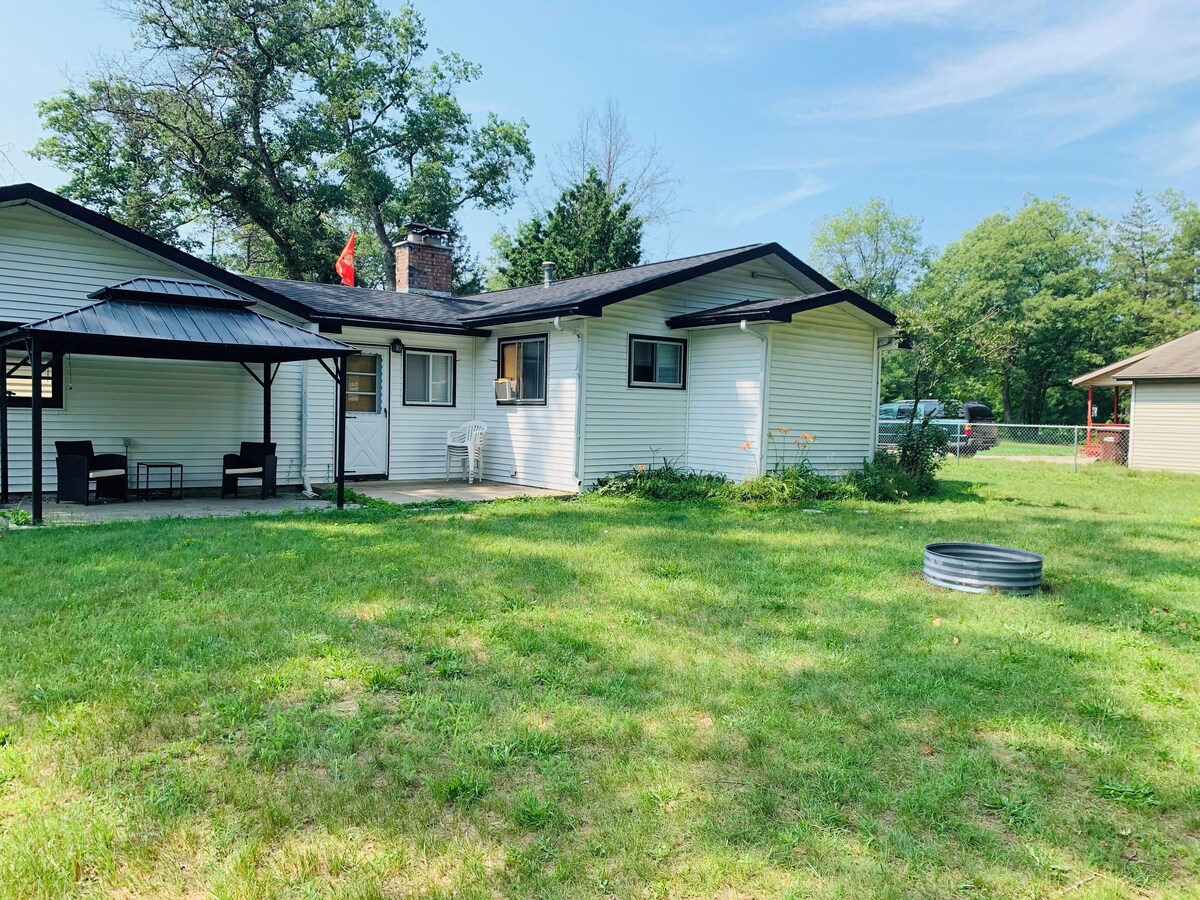 Cozy 2 bedroom house easy access to trails and 2 private beaches!