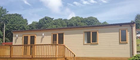 Chalet Park Lodge - Llwyngwair Manor Holiday Park, Newport, Pembrokeshire