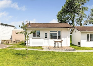 Garden Cottage 1 - Meadow Lakes Holiday Park, Nr St Austell