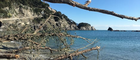 Spiaggia delle Cinque Terre Monterosso vicino casa dopo mareggiata