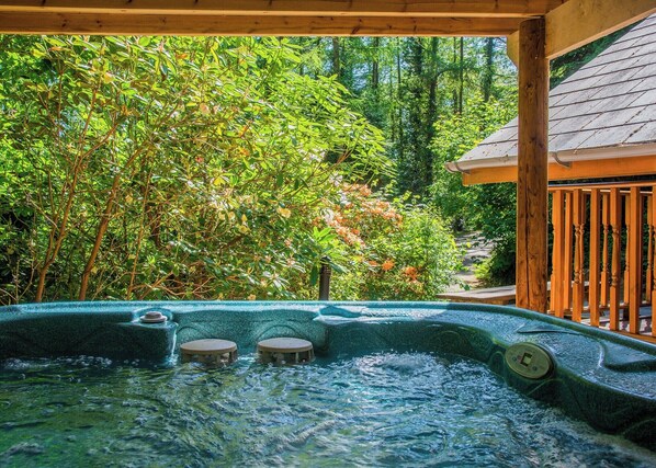 Outdoor spa tub