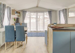 Holywell Deluxe 3 Bed Hot Tub (Pet) - St Agnes Holiday Park, Blackwater, St Agnes