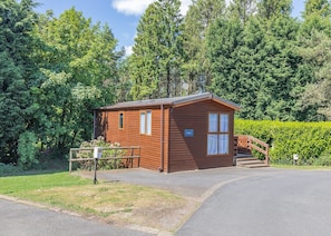 Buxton Pet Friendly Lodge with Hot Tub - Longnor Wood Holiday Park, Longnor, Nr. Buxton