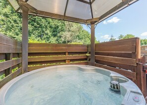 Buxton Pet Friendly Lodge with Hot Tub - Longnor Wood Holiday Park, Longnor, Nr. Buxton