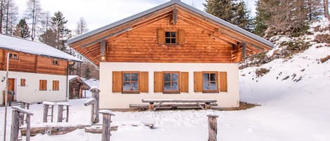 Sennhütte im Spätherbst.