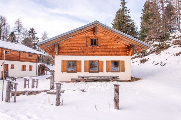 Sennhütte im Spätherbst.