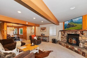 A fireplace and ample living room to share with the family (2)
