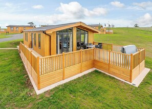Typical | Field View Lodge (Pet) - Knights Lodges, Bretby, Derbyshire