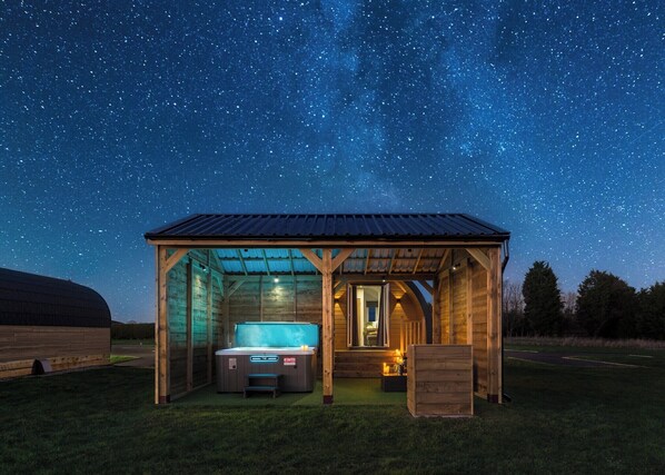 Outdoor spa tub