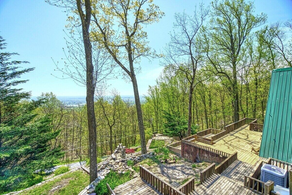 This cabin is a 2 bedrooms, 2.5 bathrooms, located in Haymarket, VA.