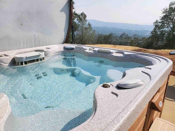 Private HOT TUB!