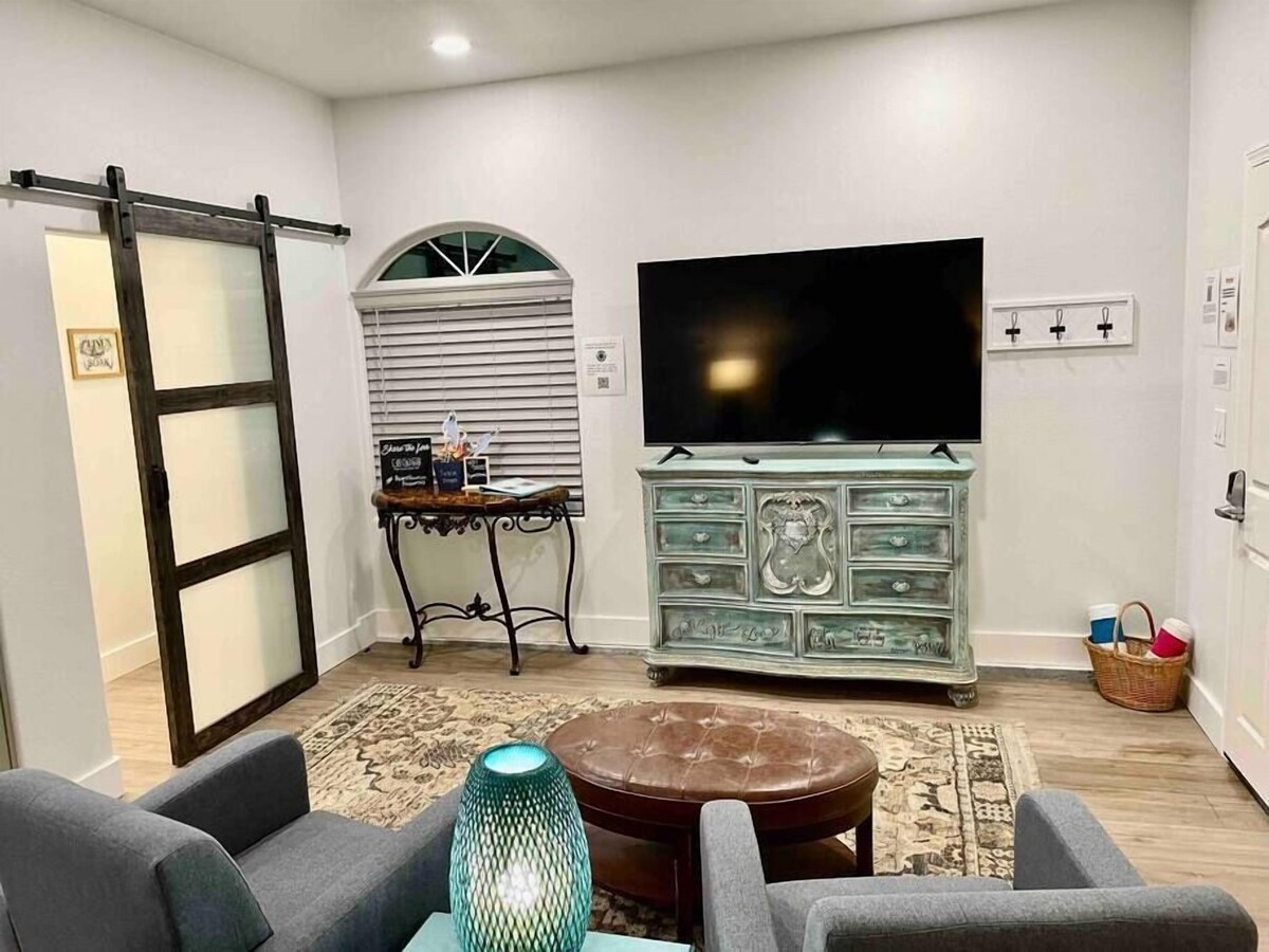 Quail Suite/HOT TUB/BBQ/Sleeps 2