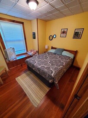Middle bedroom with full size bed